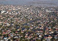 Archivo:US Navy 050106-N-4166B-024 An aerial view of Tsunami-stricken Aceh, Sumatra, Indonesia