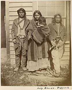 Archivo:Unidentified Métis at Fort Dufferin, Manitoba - Métis non identifiés à Fort Dufferin (Manitoba) (23872820004)