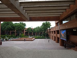 Archivo:Universidad Iberoamericana, Sede Mexico Santa Fe, atrio central y al fondo edificio Gris