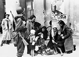 Archivo:Warsaw 1939 refugees and soldier