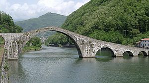 Archivo:2000-05-11 Ponte della Maddalena 05110001 Ponte del diavolo (Teufelsbrücke) in Borgo a Mozzano, Provinz Lucca