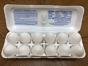 Archivo:2020-05-05 19 27 12 An open carton of a dozen Large Grade A Chicken Eggs from Egg-land's Best in the Franklin Farm section of Oak Hill, Fairfax County, Virginia