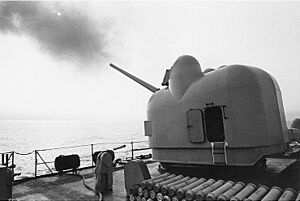 Archivo:5 inch Mark 42 on USS Turner Joy (DD-951), firing