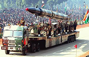 Archivo:Agni-II missile (Republic Day Parade 2004)