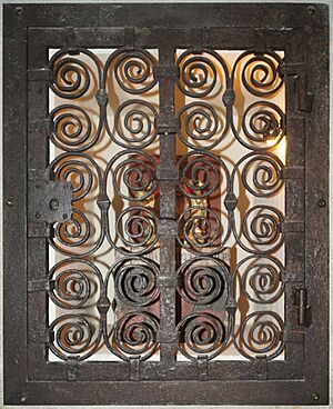 Archivo:Alacena con el corazón de Carlos II de Navarra (Ujué)