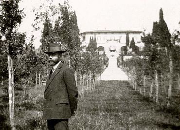 Archivo:Bernard Berenson in the gardens of Villa I Tatti