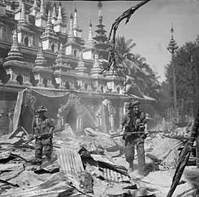 Archivo:British soldiers patrol Burmese town Bahe