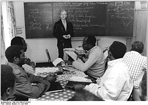 Archivo:Bundesarchiv Bild 183-1986-0722-018, Bernau, Klasse der Gewerkschaftshochschule