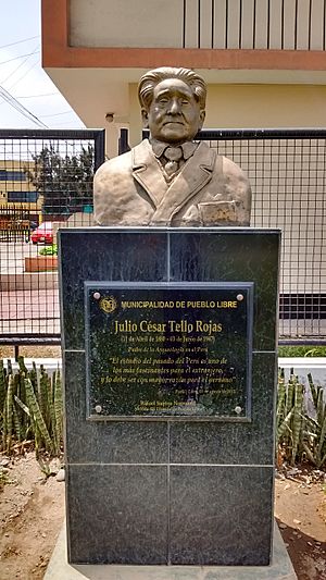 Archivo:Busto a Julio C. Tello en la Huaca del mismo nombre