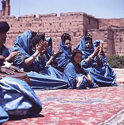 COLLECTIE TROPENMUSEUM Dansgroep uit de westelijke Sahara tijdens het Nationaal Folkore Festival te Marrakech TMnr 20017655.jpg