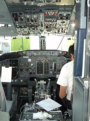 Archivo:Cabina de un boeing 737-300