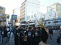 Carnaval cerca del edificio la muñeca