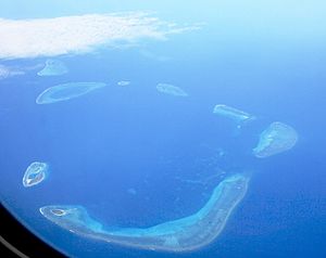Archivo:Crescent Group, Paracel Islands, 2007-08-11 retouched