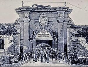 Archivo:Entrance to fortress La Cabaña, Havana, Cuba