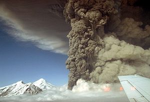 Archivo:Eruption column from Crater Peak vent