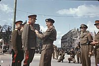 Archivo:Field Marshal Montgomery Decorates Russian Generals at the Brandenburg Gate in Berlin, Germany, 12 July 1945 TR2916