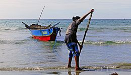 Archivo:Fishing boat Ilocos Norte, Philippines (35748948125)