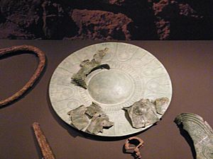 Archivo:Fragmento de umbo de escudo ibero de bronce (MARQ)