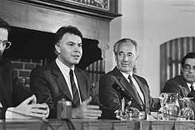 Archivo:Gonzalez (links) en Peres (rechts), Bestanddeelnr 933-5415