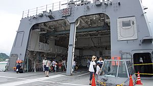 Archivo:Helicopter hangar hatch's of JS Fuyuzuki(DD-118) at JMSDF Maizuru Naval Base July 29, 2017 02