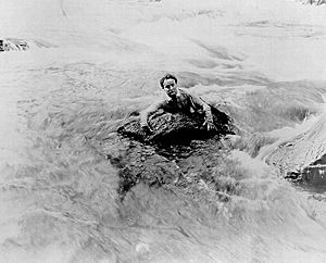 Archivo:Houdini swims river in scene from The man from beyond