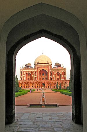 Archivo:Humayun Tomb, Delhi, from the entrance portal