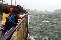 Archivo:Hurricane Sandy East River Manhattan 1