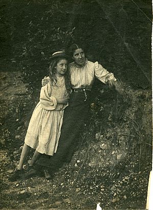 Archivo:Informal portrait of Charlotte Perkins Gilman and her daughter, Katherine Beecher Stetson, outdoors, ca. 1897. (16911145300)