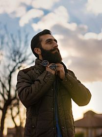 Archivo:Iranian young man with long beard