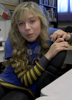Archivo:Jennette McCurdy on the set of iCarly