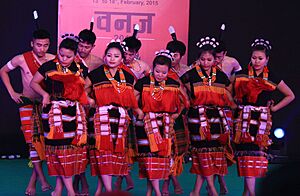 Archivo:Kabui Naga dance at Central Park, Connaught Place, New Delhi IMG 1222 21