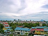 Archivo:Kuching Skyline From Kenyalang