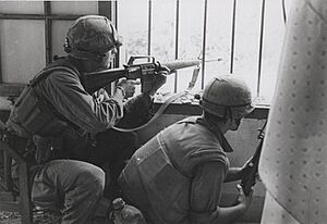 Archivo:Marines Fire From a House Window, February 1968 (16242259837) (cropped)