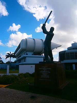 Archivo:Monumento a Garfield Sobers (máximo ídolo del críquet barbadense) en el acceso al estadio Kensington Oval.