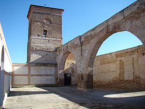 Archivo:Moraleja de las Panaderas iglesia ruinas interior ni