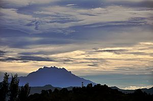 Archivo:Mount Kinabalu on Cloudy Morning