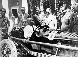 Archivo:Mussolini al volante di un'Alfa Romeo da competizione