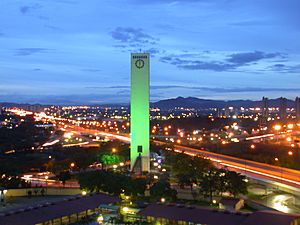 Archivo:Obelisco de Barquisimeto, 2005