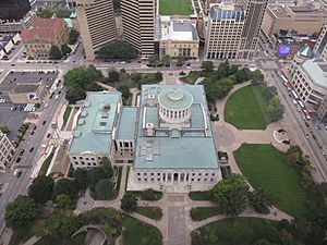 Archivo:Ohio Statehouse from Rhodes Tower 2018
