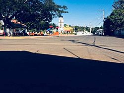 Parque principal del pueblo de Tinún.jpg