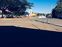 Parque principal del pueblo de Tinún.jpg