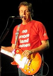 Archivo:Paul McCartney landmines campaign