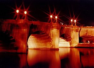 Archivo:Pont Neuf emballé par Christo (1985)