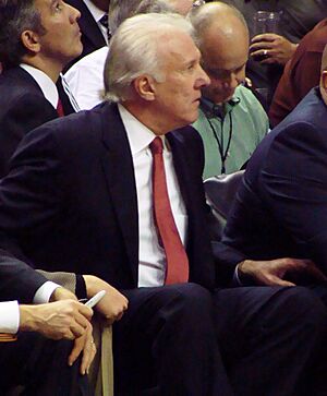 Archivo:Pop sitting down
