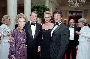 Archivo:President Ronald Reagan and Nancy Reagan posing with Sylvester Stallone and Brigitte Nielsen