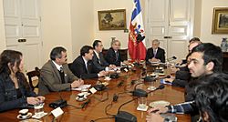 Archivo:Reunión Piñera estudiantes