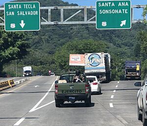 Archivo:Salvadoran Army patrol in Santa Tecla, El Salvador (July 2022)