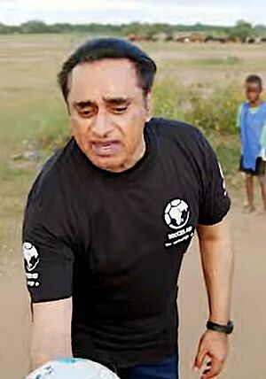 Archivo:Sanjeev Bhaskar Soccer Aid for UNICEF 2024