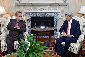 Archivo:Secretary Kerry and Sir Elton John (1)