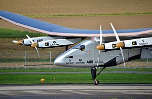 Archivo:Solar Impulse SI2 pilote Bertrand Piccard Payerne November 2014